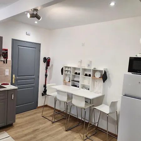 A Moins De 10 Minutes De La Cite Medievale De Appartement