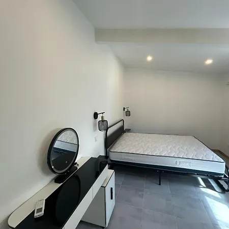 Appartement A Moins De 10 Minutes De La Cite Medievale De *