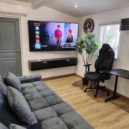 à Moins De 10 Minutes De La Cité Médiévale De